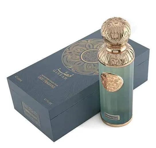 ✨ عطر شرقي-خشبي أنيق، مصمم للرجال اللي يحبون الفخامة الكلاسيكية.

المقدمة (Top Notes): برغموت مع لمسة من الحمضيات لتعطي انتعاش وقوة.

قلب العطر (Heart Notes): أعشاب عطرية ممزوجة بالهيل ولمسات عطرية دافئة تضيف عمق للرائحة.

القاعدة (Base Notes): العنبر، العود وخشب الأرز لثبات طويل وفخامة لا تُقاوم.

💪 يناسب الرجل الواثق بنفسه، اللي يحب يترك بصمة خاصة وين ما يروح.
💎 تصميم الزجاجة يجمع بين اللون الأخضر الفخم والذهب ليعكس الرقي والهيبة.